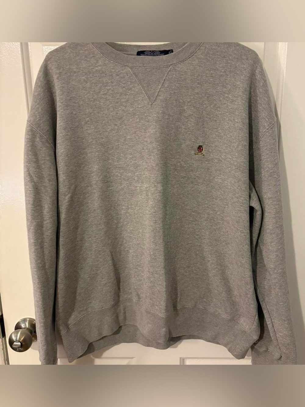 Vintage Tommy Hilfiger Gray y2K preppy Crewneck Sweatshirt Men’s XL outdoor cozy